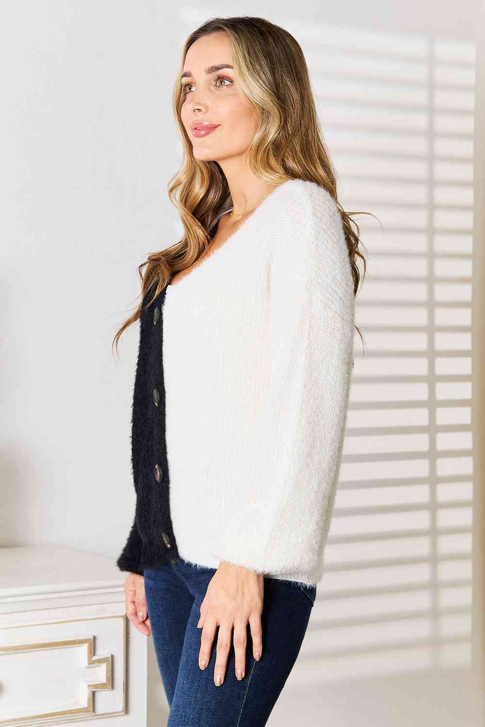 Women's Woven Right Contrast Button-Front V-Neck Cardigan